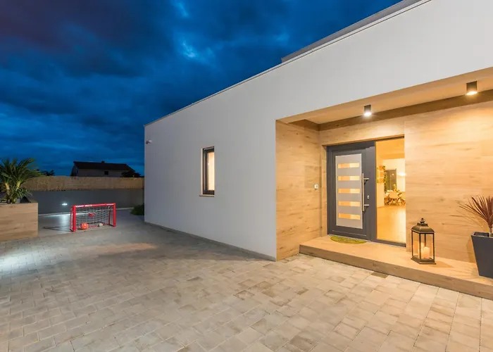 Modern Villa Ol&Ju For 9 Persons In Pula Only 1.5 Km From The Beach With Pool Heating