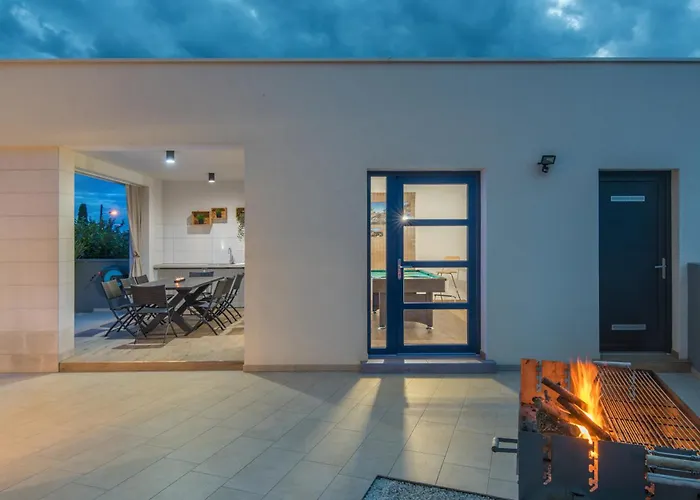 Modern Villa Ol&Ju For 9 Persons In Pula Only 1.5 Km From The Beach With Pool Heating