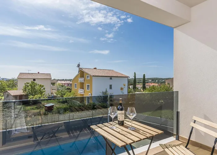 Modern Villa Ol&Ju For 9 Persons In Pula Only 1.5 Km From The Beach With Pool Heating