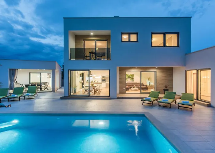 Modern Villa Ol&Ju For 9 Persons In Pula Only 1.5 Km From The Beach With Pool Heating